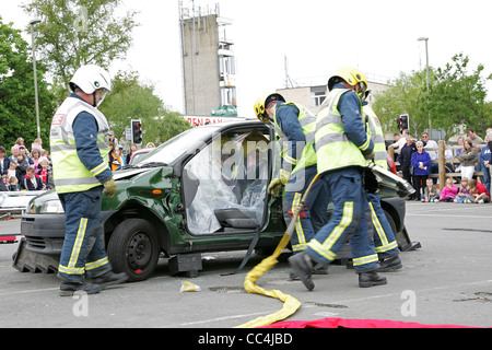 Feuer-Services befreien Passagiere aus zerstörten Fahrzeug - öffentliche Demonstration Stockfoto