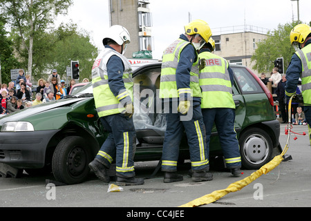 Feuer-Services befreien Passagiere aus zerstörten Fahrzeug - öffentliche Demonstration Stockfoto