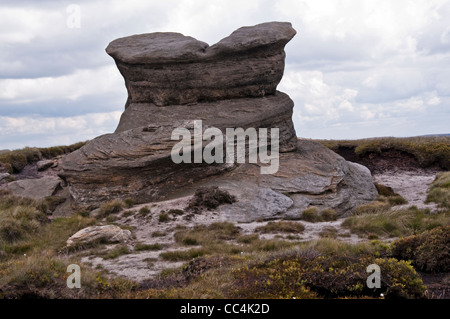 Eine große Gritstone Felsformation Pym Stuhl an den südlichen Rändern der Kinder Scout, im Peak District National Park. Stockfoto