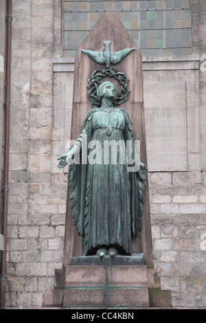 Wunderschöne Statue auf dem Gelände von Arras Kathedrale (Cathédrale Notre-Dame-et-Saint-Vaast d'Arras) in Arras, Frankreich. Stockfoto