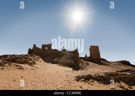 Morgensonne über die Hill Top-Seite der römischen Festung und der Tempel von Dush, Kharga Oase, westliche Wüste Ägyptens Stockfoto