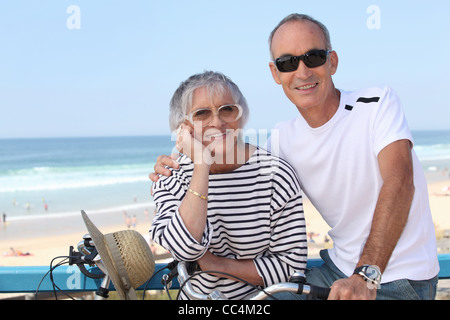 Älteres Paar, Fahrrad fahren, am Strand Stockfoto