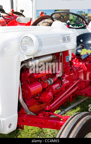 Nahaufnahme Detail der roten und weißen Oldtimer-Traktor Stockfoto