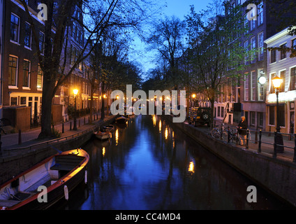 Amsterdamer Kanal in der Nacht Stockfoto