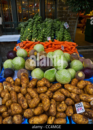 BOROUGH MARKET BARROW Auswahl an frischem Gemüse auf Verkauf in Southwark Borough Market London UK Stockfoto