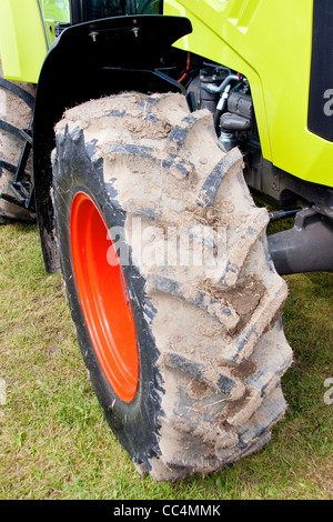 Landwirtschaftliche Allradantrieb Traktor Detail der Roten Rad mit leuchtenden grünen Körper Stockfoto