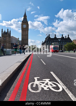 Lane und roten Fahrradroute in Westminster mit Big Ben und die Houses of Parlament London UK Stockfoto