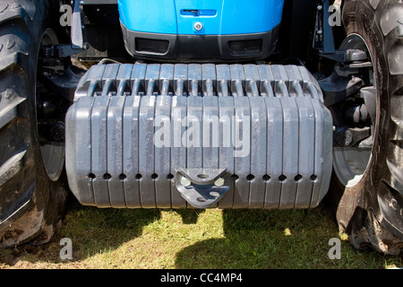 Landwirtschaftlichen vier-Rad-Antrieb Traktor große vordere Ausgleichsgewichte Stockfoto