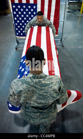 US-Militärpersonal Proben platzieren eine US-Flagge über einen Sarg während einen Trockenlauf der Verfahren für die würdevolle Übertragung der Versandprozess bei Charles C. Carson Center für Leichenhalle Angelegenheiten 31. März 2009 bleibt Dover Air force Base, DE. Charles C. Carson Center ist das Verteidigungsministerium " Stockfoto