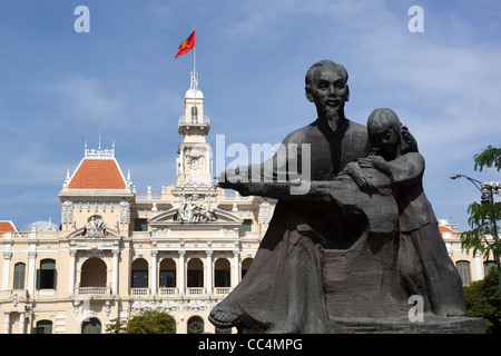 Ho-Chi-Minh-Statue vor Hotel de Ville Ho Chi Minh City, Vietnam Stockfoto