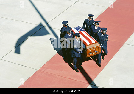 Robins Air Force Base Ehrengarde Mitglieder tragen den Sarg des Senior Airman Michael Buras, eine Erwartung Leichenwagen 2. Oktober 2010 in Warner Robins, GA. Stockfoto