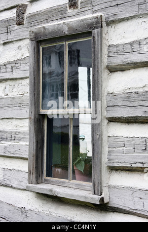 Eine historische alte Blockhaus Fenster Stockfoto