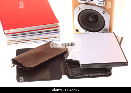 eBook Reader Stapel Bücher, isoliert auf weiß schwarz Multimedia-audio-Lautsprecher Stockfoto
