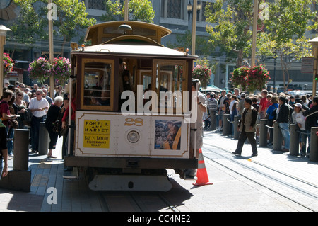 Menschen, die einsteigen in einer Seilbahn in San Francisco Stockfoto