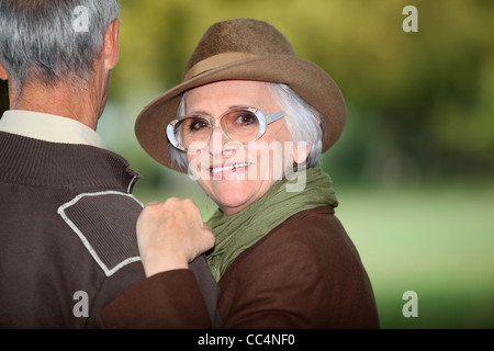 Frau mit ihren Arm auf ihrem Ehemann Schulter Stockfoto