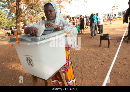 Eine Frau wirft ihre Stimmzettel in der ugandischen Präsidentschaftswahl in Soroti. Stockfoto
