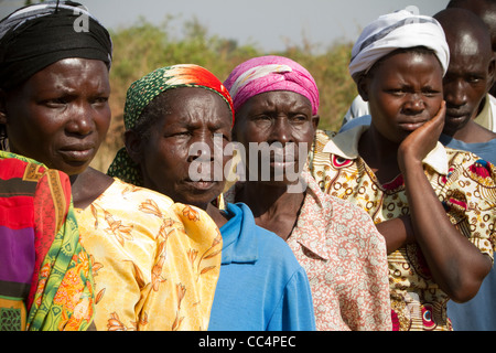 Frauen-Warteschlange, Stimmzettel in den ugandischen Präsidentschaftswahlkampf in Soroti zu werfen. Stockfoto