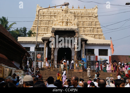 Menschen Massen vor Padmanabhaswamy Tempel in Trivandrum City (weltweit Richest Tempel) Kerala, Indien Stockfoto