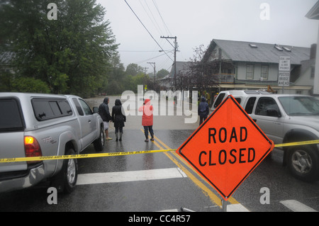 Eine Gruppe von Menschen beobachten das Wasser aus der Mad River Aufstieg in Waitsfield, VT während Tropensturm Irene Hits Vermont steigen. Stockfoto