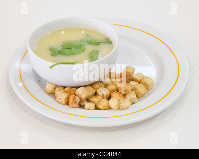 Suppe mit Brot-croutons Stockfoto