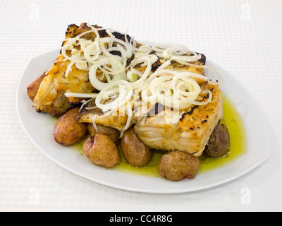 Typische portugiesische Gericht Bacalhau À Lagareiro (Kabeljau mit Olivenöl, Zwiebeln und Kartoffeln) Stockfoto