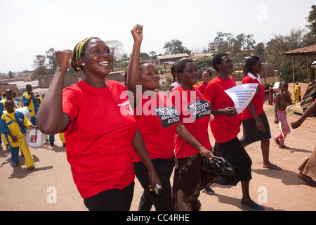 Frauen beteiligen sich an einer Demonstration anlässlich internationaler Frauentag in Mubende, Uganda, Ostafrika. Stockfoto