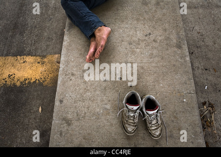 Ein Mann schläft auf den Straßen von Houston, Texas, USA. Stockfoto