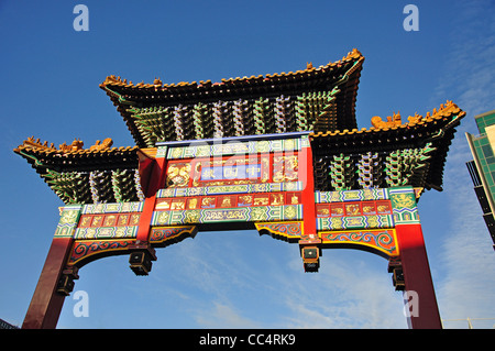 Der chinesische Paifang-Eingangsbogen in Chinatown, Newcastle upon Tyne, Tyne and Wear, England, Großbritannien Stockfoto