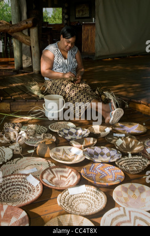 Afrika Botswana Tuba Baum-Frau weben Korb, Körbe im Vordergrund anzeigen Stockfoto