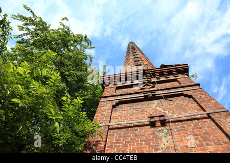 Schornstein von einem alten verlassenen Industriekomplex Stockfoto