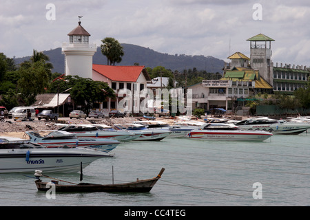 Eine Gruppe von Fischen und Ausflugsboote sind gefesselt in der Nähe von The Phuket Fishing Lodge in Chalong Bay, Insel Phuket, Thailand. Stockfoto