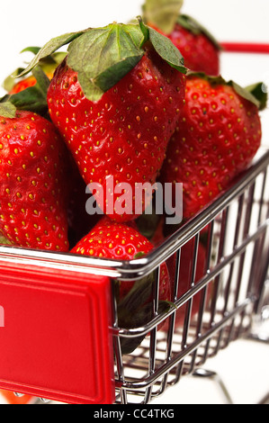frische Erdbeeren auf shopping cart closeup Stockfoto