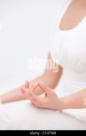 Hand der jungen Frau sitzen und meditieren Stockfoto