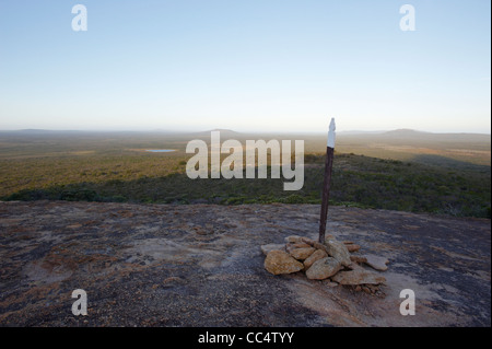 Cairn markieren die Strecke des Franzosen Peak, Cape Le Grand National Park, Western Australia, Australien Stockfoto