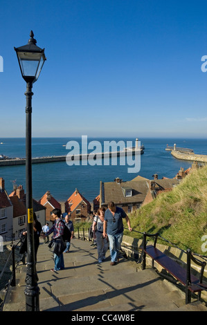 Menschen Touristen Besucher zu Fuß die 199 Stufen und Blick Zum Hafen Whitby North Yorkshire England Vereinigtes Königreich GB Großbritannien Stockfoto