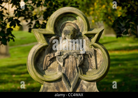 Nahaufnahme des geschnitzten Engels auf dem Grabstein im Kirchhof der Ripon Cathedral North Yorkshire England Großbritannien GB Großbritannien Stockfoto