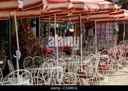 Sitztische und Stühle im Freien außerhalb des Cafés, der Restaurant-Bar Die Promenade Funchal Madeira Portugal EU Europa Stockfoto