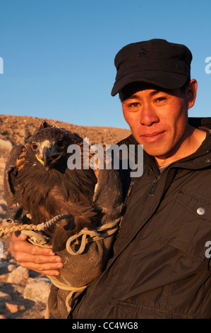 Kasachische eagle Hunter und seinem Steinadler in der Altai-Region von Bayan-Ölgii in der westlichen Mongolei Stockfoto