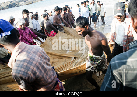 Fotografie von Roy Riley Fischer Casting ihre Netze am Strand von Kovalam in Kerala, Indien Stockfoto