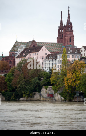 Basler Münster Kirche über dem Rhein in Basel, Schweiz Stockfoto