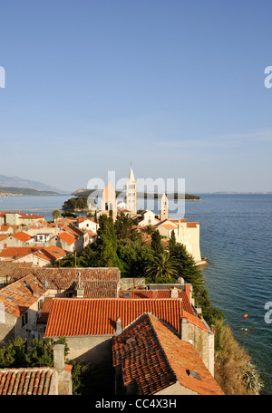 Altstadt von Rab mit Kirchen und Glockentürme von Campanile der Kirche des Hl. Johannes der Evangelist, Kroatien gesehen Stockfoto