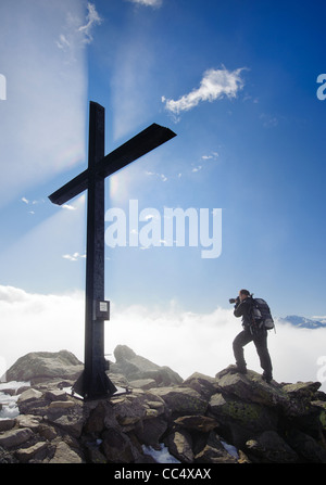 Touristen fotografieren Landschaft vom Bettmerhorn Gipfel, Schweiz Stockfoto