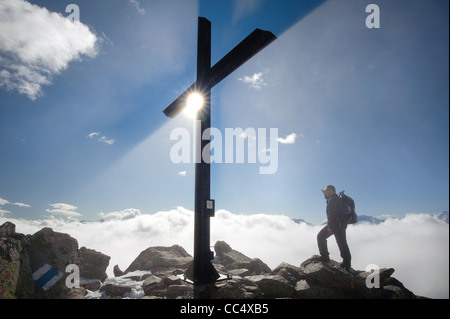 Touristen auf der Suche am Kreuz auf Bettmerhorn Gipfel, Schweiz Stockfoto