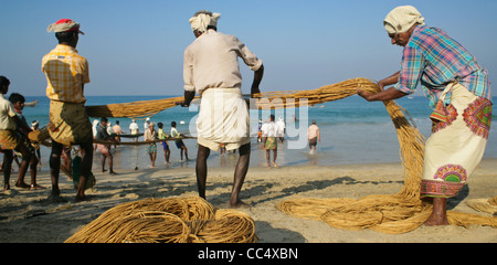 Fotografie von Roy Riley Fischer Casting ihre Netze am Strand von Kovalam in Kerala, Indien Stockfoto