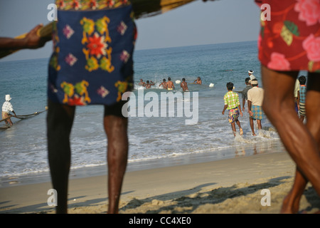 Fotografie von Roy Riley Fischer Casting ihre Netze am Strand von Kovalam in Kerala, Indien Stockfoto