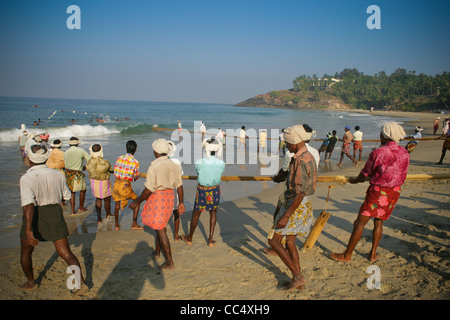 Fotografie von Roy Riley Fischer Casting ihre Netze am Strand von Kovalam in Kerala, Indien Stockfoto