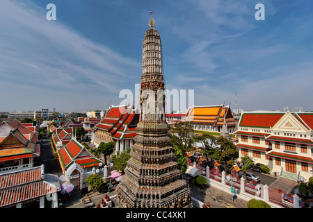 Ansicht eines Satelliten prangs und Dächer der Tempel innerhalb der Tempelanlage Wat Arun (Tempel der Morgenröte) in Bangkok, Thai Stockfoto