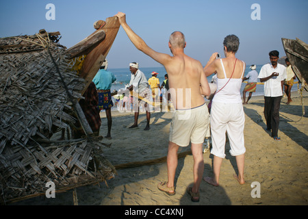 Fotografie von Roy Riley Fischer Casting ihre Netze am Strand von Kovalam in Kerala, Indien Stockfoto