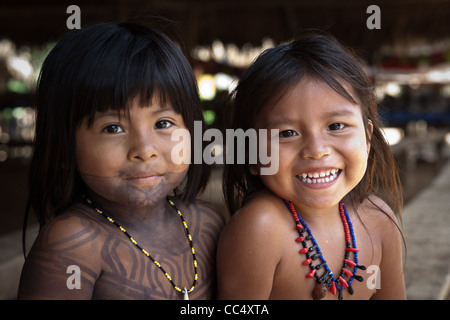 Embera Puru indische Kinder im Dorf neben Rio Pequeni, Republik Panama. Stockfoto