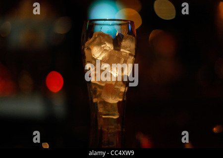 Eiswürfel in ein leeres Glas Stockfoto